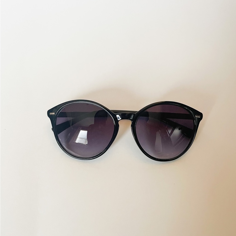 Lauren Conrad Black Round Sunglasses